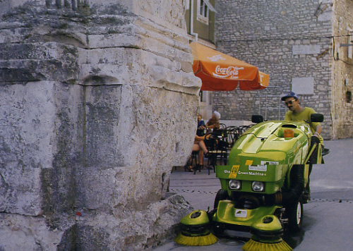 samohodna čistilica na djelu strojno pometanje ulice sergijevaca